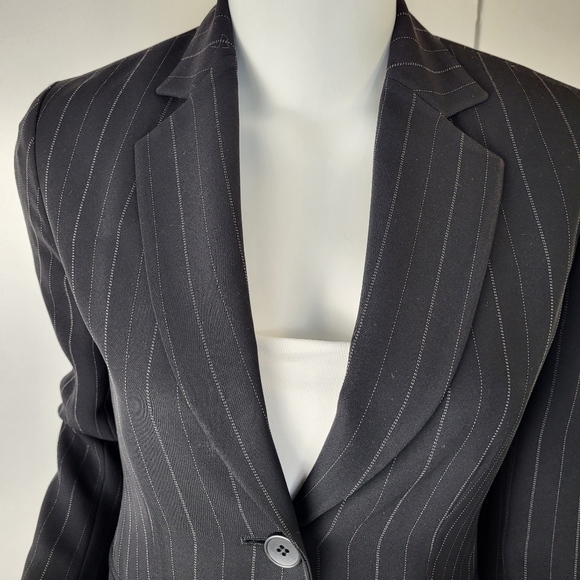 Anne Taylor Loft petite black+white pinstripe waist length blazer Size 0 - Picture 7 of 15